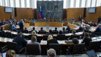 Ljubljana, DZ.Izredna seja DZ, na kateri obravnavajo predlog sprememb zakona o vladi ter predlog zakona o ukrepih pri dolgotrajni oskrbi in zacasni podpori izvajalcem institucionalnega varstva.