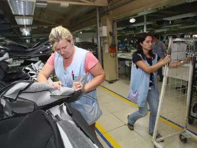 - Prevent Global, proizvodnja sedeženih prevlek, Slovenj Gradec, - zaposleni so prekinili delo in zahtevali informacije o dogajanju v podjetju, - po besedah predsednika podjetni&scaron;kega sindikata Vlada Zormana so delavci dobili zagotovilo, da bodo dobili plačo za oktober in po pogovoru s predsednikom uprave Ivanom Majcnom so delavke nadaljevale z delom///FOTO: Janko Rath/VečerOPOMBA: ZA OBJAVO V ČASOPISU DNEVNIK