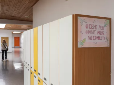 - &scaron;ola, &scaron;olski hodnik, &scaron;olska garderoba, ocene,- 15.04.2026. O&Scaron; Straži&scaron;če. Kuharska delavnica znotraj dopolninega poukana O&Scaron; Straži&scaron;če v Kranju.//FOTO: Bojan Velikonja