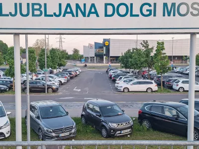 27.04.2026. Prezasedeno parkiri&scaron;če P+R Dolgi most. Kazniza nepravilnoparkiranje Bojan Velikonja