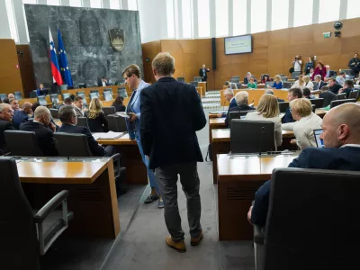 Ljubljana, DZ.Izredna seja DZ, na kateri obravnavajo predlog sprememb zakona o vladi ter predlog zakona o ukrepih pri dolgotrajni oskrbi in zacasni podpori izvajalcem institucionalnega varstva.