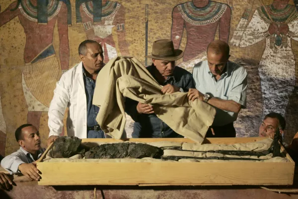 FILE - In this Nov. 4, 2007 file photo, Egypt's antiquities chief Dr. Zahi Hawass, center, supervises the removal of the mummy of King Tutankhamun from his stone sarcophagus in his underground tomb in the famed Valley of the Kings in Luxor, Egypt. Egypt's famed King Tutankhamun suffered from a cleft palate and club foot, likely forcing him to walk with a cane, and died from complications from a broken leg exacerbated by malaria, according to the most extensive study ever of his mummy. (AP Photo/Ben Curtis, Pool, File) / Foto: Ben Curtis