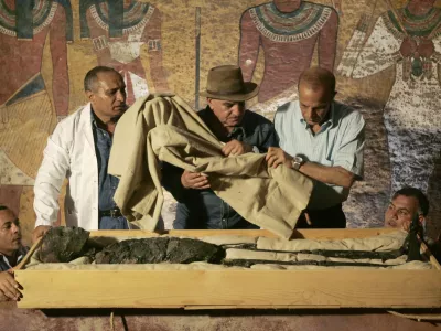 FILE - In this Nov. 4, 2007 file photo, Egypt's antiquities chief Dr. Zahi Hawass, center, supervises the removal of the mummy of King Tutankhamun from his stone sarcophagus in his underground tomb in the famed Valley of the Kings in Luxor, Egypt. Egypt's famed King Tutankhamun suffered from a cleft palate and club foot, likely forcing him to walk with a cane, and died from complications from a broken leg exacerbated by malaria, according to the most extensive study ever of his mummy. (AP Photo/Ben Curtis, Pool, File) / Foto: Ben Curtis