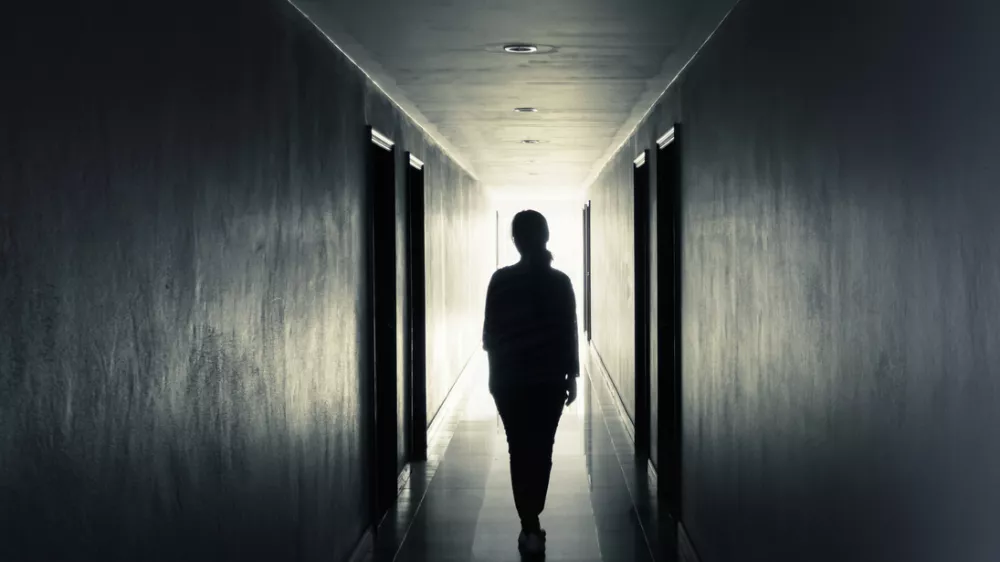 Women are walking alone in the dark.Light at the end of the tunnel concept / Foto: Tapui