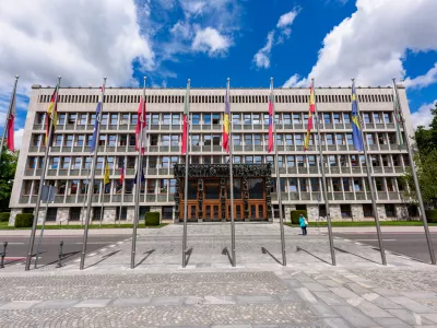 Za zidovi slovenskega parlamenta se odvija marsikaj, kar ostaja skrito očem javnosti. Enako velja za parlamente domala povsod. / Foto: Istock