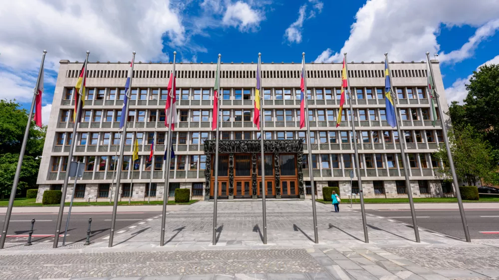 Za zidovi slovenskega parlamenta se odvija marsikaj, kar ostaja skrito očem javnosti. Enako velja za parlamente domala povsod. / Foto: Istock