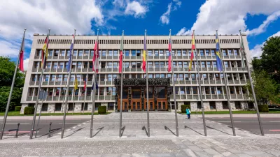 Za zidovi slovenskega parlamenta se odvija marsikaj, kar ostaja skrito očem javnosti. Enako velja za parlamente domala povsod. / Foto: Istock