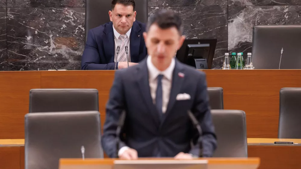 Ljubljana, DZ.Izredna seja DZ, na kateri so obravnavali predlog spremembe zakona o vladi, s katerim zelijo poslanci SDS skrciti stevilo ministrstev s sedanjih 19 na 14, ter predlog zakona o interventnih ukrepih za razvoj Slovenije poslancev NSi, SLS in Fokus, Demokratov in Resnice.Predsednik DZ Zoran Stevanovic.