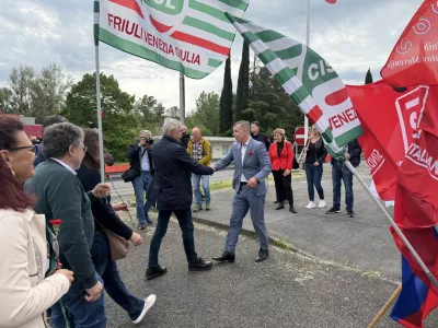 Koper, mejni prehod Skofije.Slovenski in italijanski sindikalisti so na tradicionalnem cezmejnem srecanju pred mednarodnim praznikom dela opozorili na slabsanje polozaja cezmejnih delavcev.
