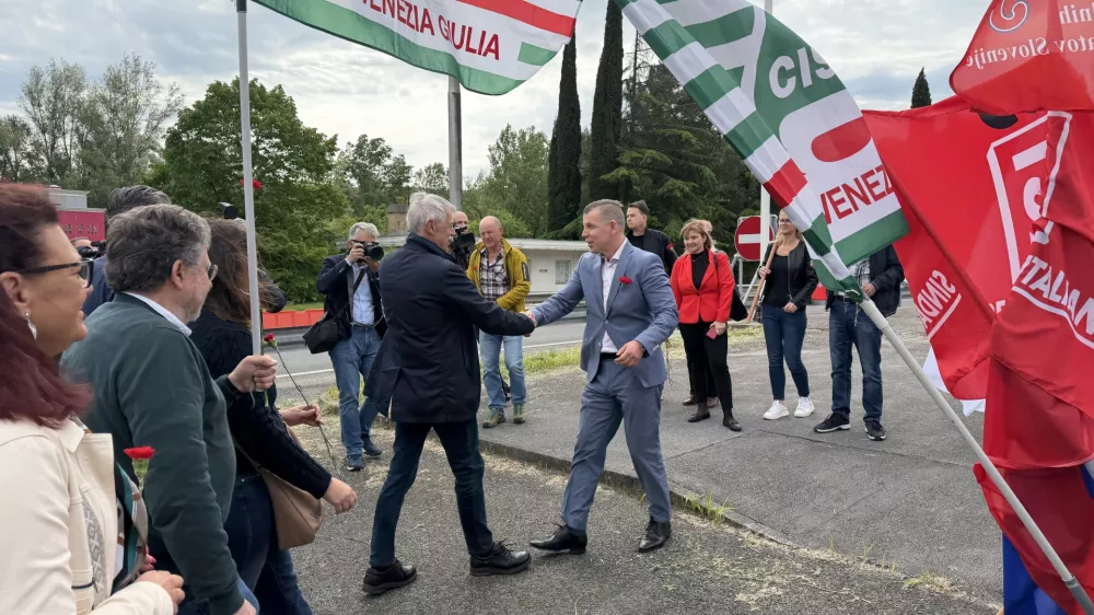 Koper, mejni prehod Skofije.Slovenski in italijanski sindikalisti so na tradicionalnem cezmejnem srecanju pred mednarodnim praznikom dela opozorili na slabsanje polozaja cezmejnih delavcev.