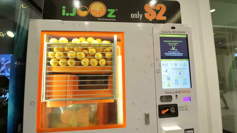 iJooz, avtomat za sveže stisnjen pomarančni sok, Singapur. Foto: Reuters/Alamy