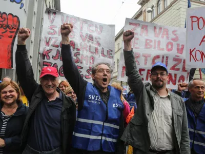 predsednik sindikata Pergam Jakob Počivav&scaron;ek, predsednik ZSSS Du&scaron;an Semolič, predsednik konfederacije sindikatov javnega sektorja (KSJS) Branimir &Scaron;trukelj in predsednik sindikata Pergam Jakob Počivav&scaron;ek - 09.06.2016 - Protest sindikatov javnega sektorja pred poslopjem Vlade - izrazili nasprotovanje vladni odločitvi, da izstopi iz pogajanj o plačah in opusti socialni dialog - sindikati javnega sektorja    ///FOTO: Luka Cjuha.