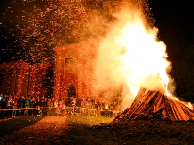  - prižig kresa -30.04.2024. Prvomajsko kresovanje ob prazniku dela na Rožniku. Foto: Bojan Velikonja