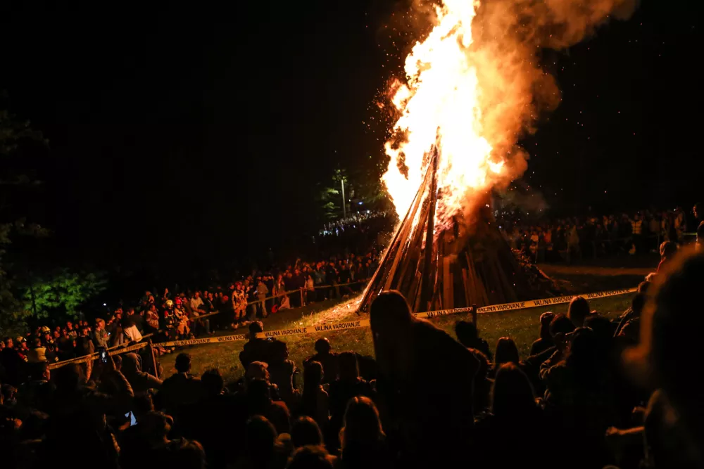  - prižig kresa -30.04.2024. Prvomajsko kresovanje ob prazniku dela na Rožniku. Foto: Bojan Velikonja