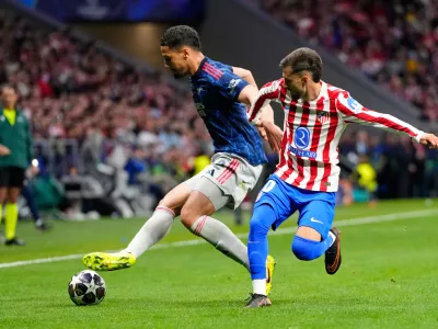 Arsenal's William Saliba, left, holds off Atletico Madrid's Alex Baena during a Champions League semifinal, first leg, soccer match between Atletico Madrid and Arsenal in Madrid, Spain, Wednesday, April 29, 2026. (AP Photo/Jose Breton)