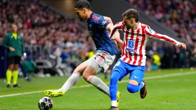 Arsenal's William Saliba, left, holds off Atletico Madrid's Alex Baena during a Champions League semifinal, first leg, soccer match between Atletico Madrid and Arsenal in Madrid, Spain, Wednesday, April 29, 2026. (AP Photo/Jose Breton)