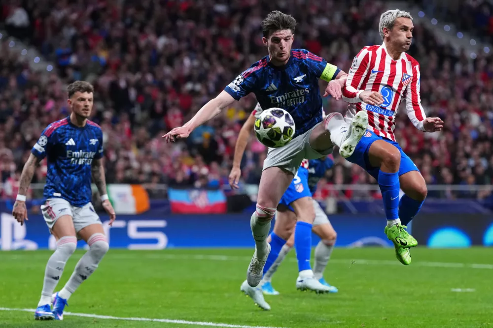 Arsenal's Declan Rice, left, challenges Atletico Madrid's Antoine Griezmann during a Champions League semifinal, first leg, soccer match between Atletico Madrid and Arsenal in Madrid, Spain, Wednesday, April 29, 2026. (AP Photo/Manu Fernandez)
