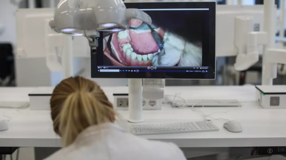 - simbolična fotografija - dentalna medicina - zobna medicina - zobozdravstvo -- 19.01.2023 &ndash; Medicinska fakulteta Univerze v Ljubljani (MF UL) - novi Center za učenje kliničnih ve&scaron;čin za področje dentalne medicine (CUKV-DM), Corytkova ulica 2 //FOTO: Bojan Velikonja