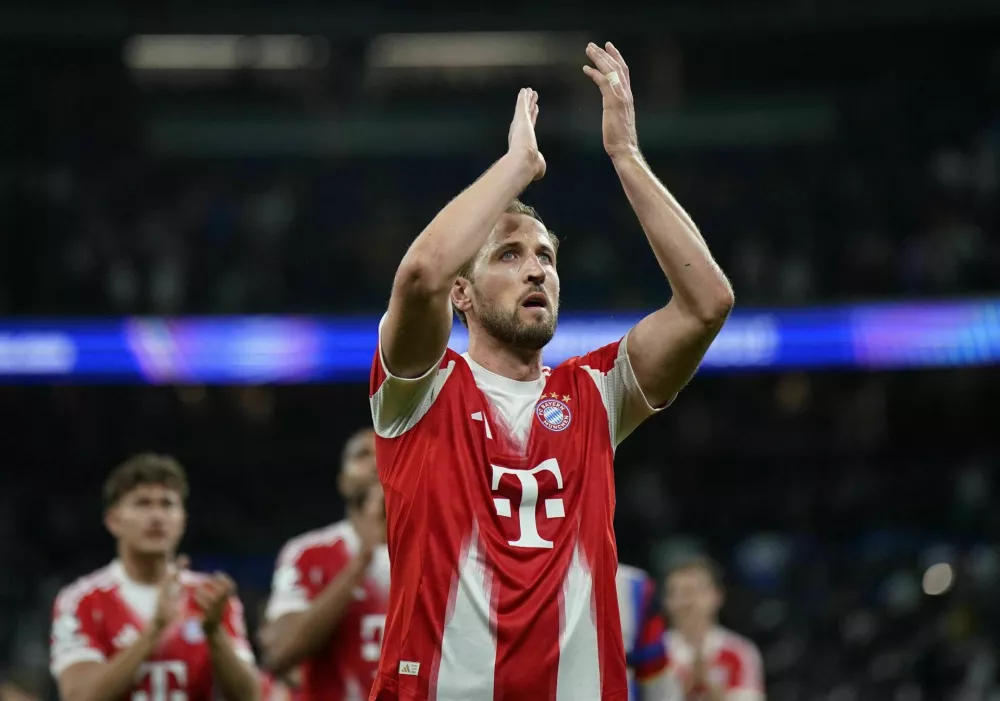 Soccer Football - UEFA Champions League - Quarter Final - First Leg - Real Madrid v Bayern Munich - Santiago Bernabeu, Madrid, Spain - April 7, 2026 Bayern Munich's Harry Kane applauds fans after the match REUTERS/Ana Beltran / Foto: Ana Beltran