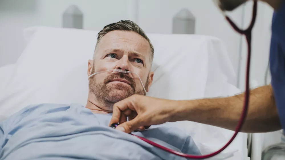 Doctor examinig a sick man / Foto: Rawpixel