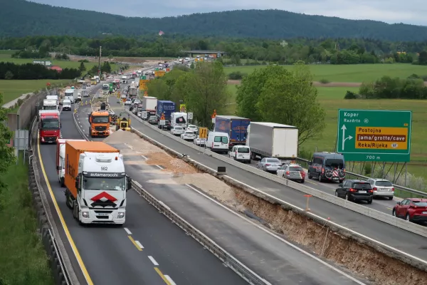 Na območju delovne zapore mimo Postojne se je v dobrih dveh mesecih zgodilo 59 prometnih nesreč in &scaron;e 18 manj&scaron;ih oplaženj med vozili. / Foto: Nata&scaron;a Bucik Ozebek