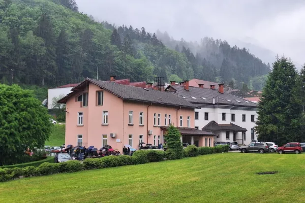 Vrsta za zdravnika pred zdravstveno postajo v Cerknem. / Foto: Ermin Oblak