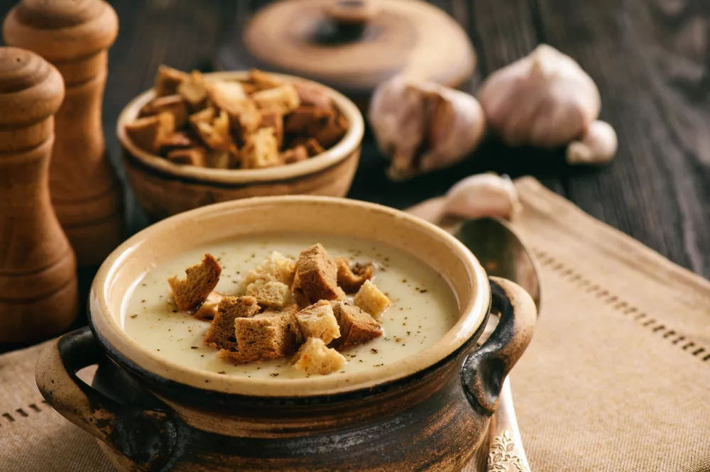 Homemade garlic cream soup with croutons. / Foto: Istock