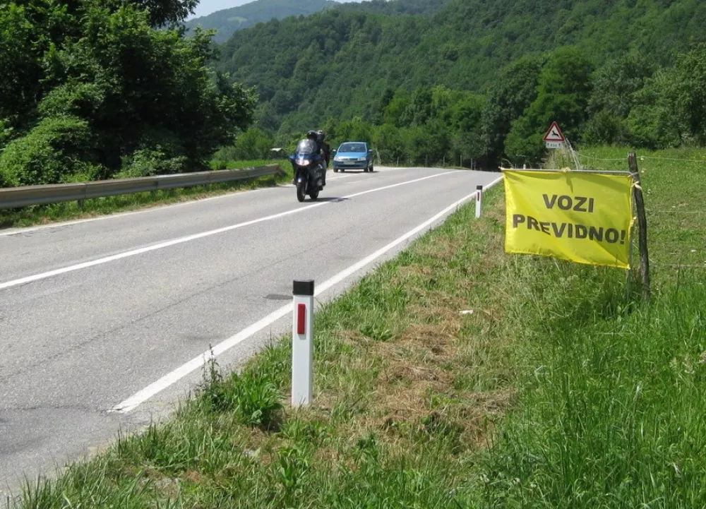 motoristi ceste v dolini Soče, predvsem proti Predelu in Vr&scaron;iču, ne uporabljajo samo v turistične namene ampak tudi kot neke vrste &raquo;moto poligon&laquo; / Foto: Pu Nova Gorica
