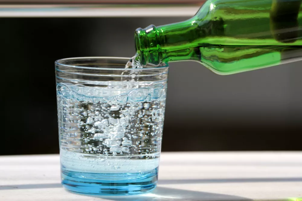 Mineralna voda ni poceni, ali plačamo za mehurčke? / Foto: Istock