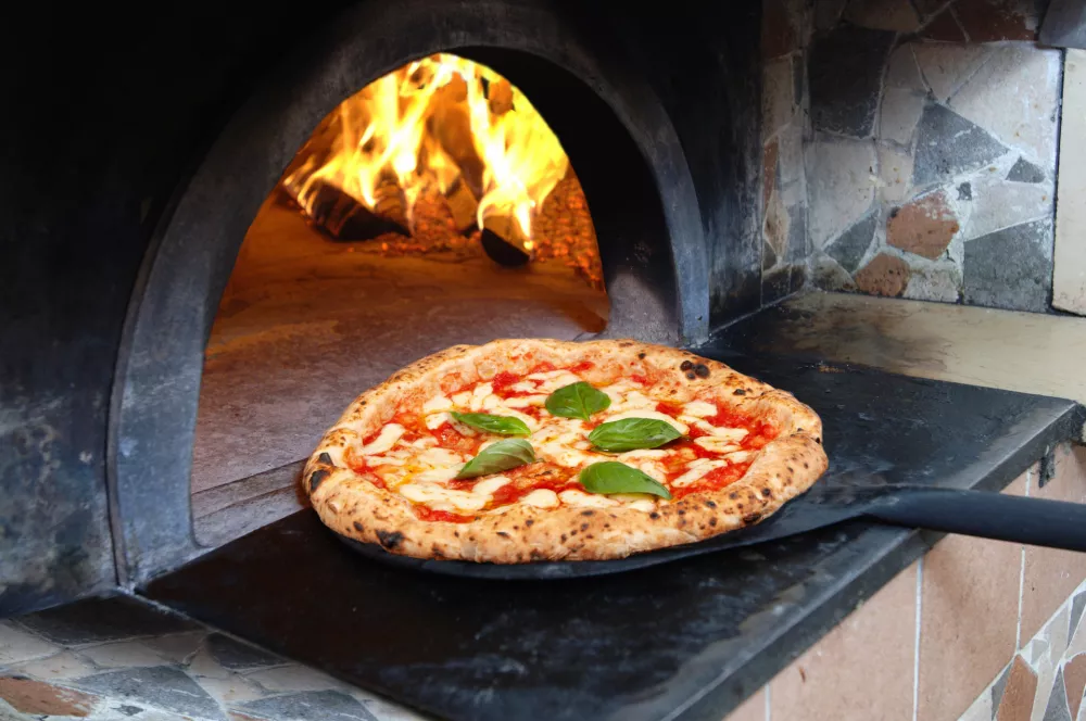 Pica margerita je v resnici sila poceni, zanjo pa plačamo &hellip; / Foto: Istock