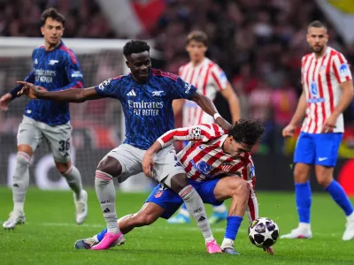 Arsenal's Bukayo Saka, left, challenges Atletico Madrid's Johnny Cardoso during a Champions League semifinal, first leg, soccer match between Atletico Madrid and Arsenal in Madrid, Spain, Wednesday, April 29, 2026. (AP Photo/Manu Fernandez)