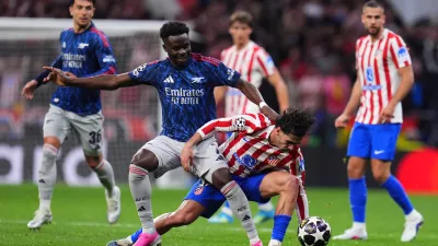 Arsenal's Bukayo Saka, left, challenges Atletico Madrid's Johnny Cardoso during a Champions League semifinal, first leg, soccer match between Atletico Madrid and Arsenal in Madrid, Spain, Wednesday, April 29, 2026. (AP Photo/Manu Fernandez)