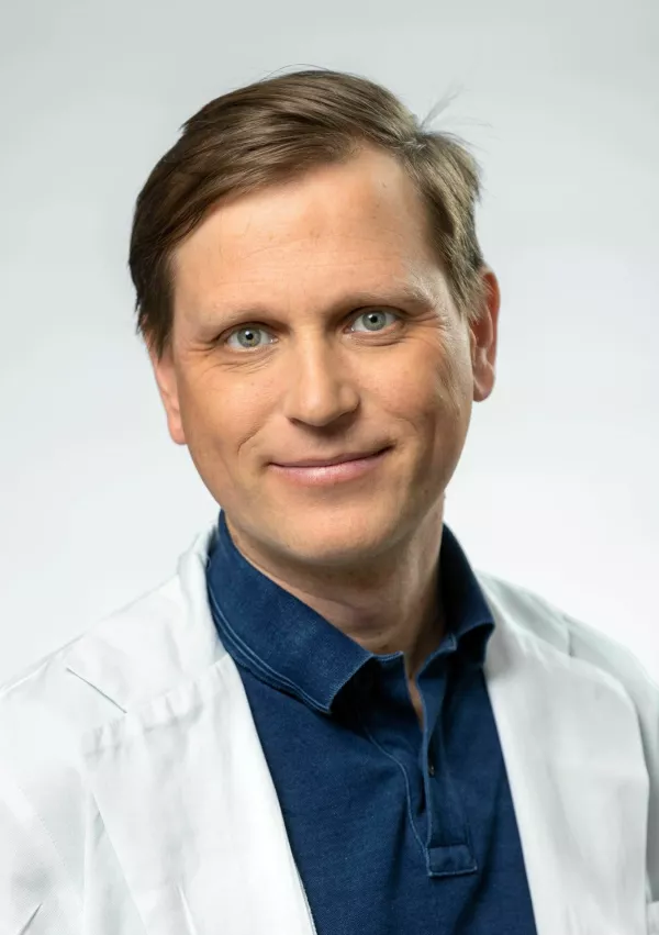&raquo;Astma ni enotna bolezen, temveč ima različne oblike, zato pri posameznikih poteka različno in zahteva individualni pristop, pojasnjuje&nbsp;doc. dr. Peter Kopač, specialist interne medicine ter alergologije in klinične imunologije na Kliniki Golnik. / Foto: Klinika Golnik