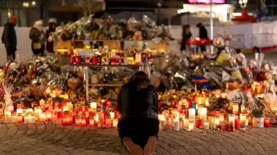 FILE PHOTO: A woman lights a candle at a makeshift memorial outside the "Le Constellation" bar, after a deadly fire and explosion during a New Year's Eve party, in the upscale ski resort of Crans-Montana in southwestern Switzerland, January 5, 2026. REUTERS/Umit Bektas/File Photo / Foto: Umit Bektas