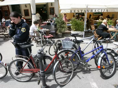 - 25.05.2015 - Kolesarjenje v Ljubljani - Vodnikov trg - policistka kolesarka - policija - kolo - prikljenjena kolesa - količki - gostilna - restavracija Vodnikov Hram  - gostinski vrt  //FOTO: Tomaž Skale