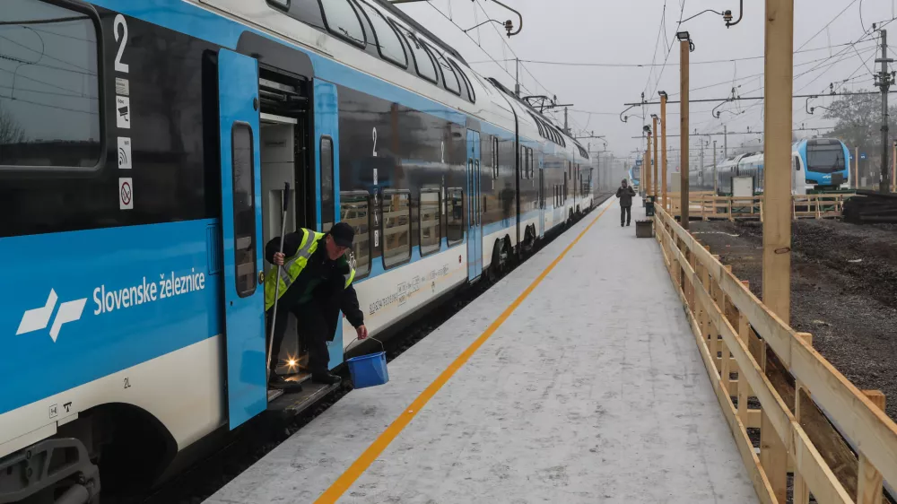 - Prometna in znakovna ureditev za začasne železni&scaron;ke tire in perone,- začasni tir,- Železni&scaron;ka postaja Ljubljana.-14.12.2025. - Prenova Železni&scaron;ke postaje Ljubljana.//FOTO: Bojan Velikonja