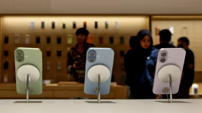 FILE PHOTO: The newly launched iPhone 17 series are displayed at an Apple store in New Delhi, India, September 19, 2025. REUTERS/Bhawika Chhabra/File Photo