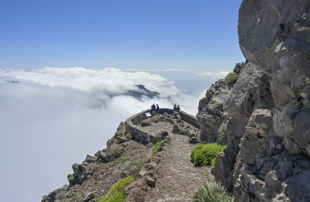 Aussichtspunkt Mirador del Espigon del Roque am Vulkankrater Caldera de Taburiente, La Palma, Spanien *** Mirador del Espigon del Roque viewpoint at the Caldera de Taburiente volcanic crater, La Palma, Spain,Image: 990886719, License: Rights-managed, Restrictions: imago is entitled to issue a simple usage license at the time of provision. Personality and trademark rights as well as copyright laws regarding art-works shown must be observed. Commercial use at your own risk., Model Release: no