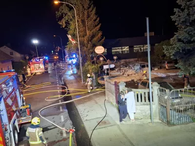 Nekaj po polnoči so na parkiri&scaron;ču ob Slovenski cesti v Meng&scaron;u gorela tri osebna vozila. Foto: PGD Topole