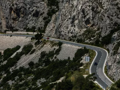 - Na poti iz Splita proti Makarski.- Cesta nad plažo Vruja pri vasi Dubci.- Makarska riviera.- Hrva&scaron;ka- 27.05.2025. - Reportaža o Jadranski magistrali ob 60. obletnici izgradnje in 70. obletnici začetka gradnje.- Jadranska magistrala, cesta, hrva&scaron;ka obala.OPOMBA: ZA OBJAVO V OBJEKTIVU!//FOTO: Bojan Velikonja
