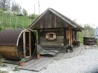 V idiličnem mirnem okolju na Matjaževi domačiji, v vinski gorici Grčevje, se nahajajo &scaron;tirje tradicionalni objekti: hramček iz leta 1810 (na fotografiji), zidanica iz leta 1848 in dve zidanici stari okoli 150 let. Foto: Renata Picej