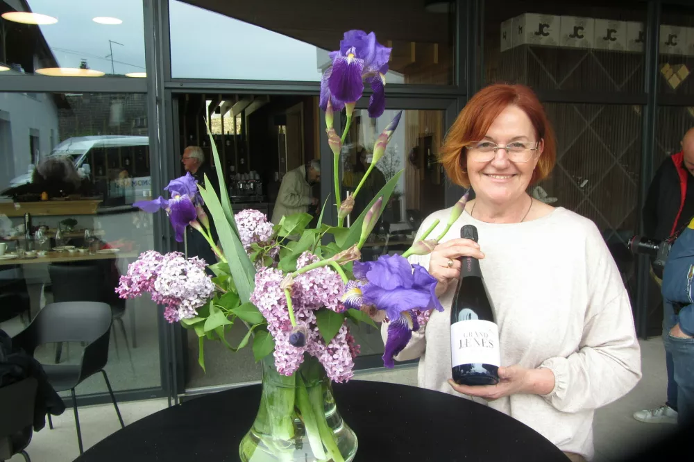 Katarina Colnar, varuhinja družine na kmetiji na Le&scaron;nici pri Otočcu, ki po vinogradni&scaron;tvu in vinarstvu sodi v svetovni vrh, s steklenico penine pomenljivega imena Grand Jaenes Rose, iz 100 % Žametne črnine, pridelane po klasični metodi. Lahko pa bi bil tudi Janez VIII.? Foto: Renata Picej