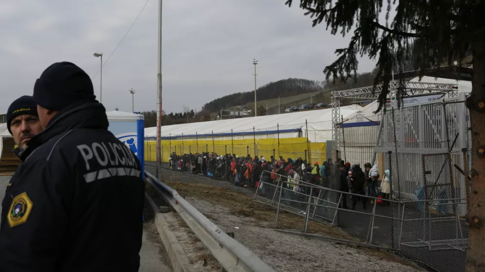 - 26.02.2016 - Mejni prehod &Scaron;entilj - begunski nastanitveni center -    - Begunci 2016 - migracije po zahodni balkanski poti - migracijska pot beguncev iz Sirije, Afganistana in Iraka čez Balkan proti zahodni Evropi - evropska begunska kriza - migranti  ///FOTO: Luka Cjuha.