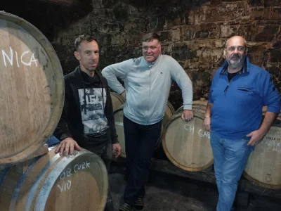 Ale&scaron; Pulc: Povpra&scaron;evanje po na&scaron;ih vinih je kar precej hitro naraslo, tako da smo bili tudi sami presenečeni nad tem. Trenutno približno enako količino prodamo v Italiji in Sloveniji, nekaj vina pa gre &scaron;e v ZDA in Združeno kraljestvo. F osebni arhiv