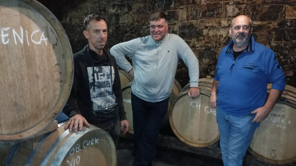 Ale&scaron; Pulc: Povpra&scaron;evanje po na&scaron;ih vinih je kar precej hitro naraslo, tako da smo bili tudi sami presenečeni nad tem. Trenutno približno enako količino prodamo v Italiji in Sloveniji, nekaj vina pa gre &scaron;e v ZDA in Združeno kraljestvo. F osebni arhiv