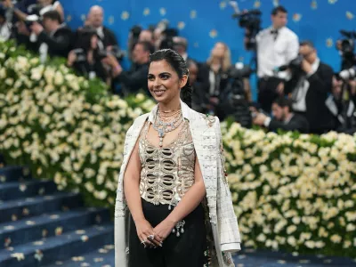 Isha Ambani pred muzejem Metropolitan v New Yorku. Okoli vratu ima obe&scaron;eno neprecenljivo vrednost. / Foto: Profimedia