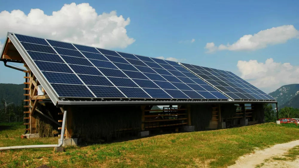 Za postavitev sončne elektrarne so primerne vse vrste streh in poleg stanovanjskih hi&scaron; tudi pomožni objekti. F SunContract