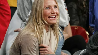 Actress Cameron Diaz attends the NBA basketball game between Miami Heat and Los Angeles Lakers at the Staples Center in Los Angeles December 25, 2010. REUTERS/Danny Moloshok (UNITED STATES - Tags: SPORT BASKETBALL ENTERTAINMENT)