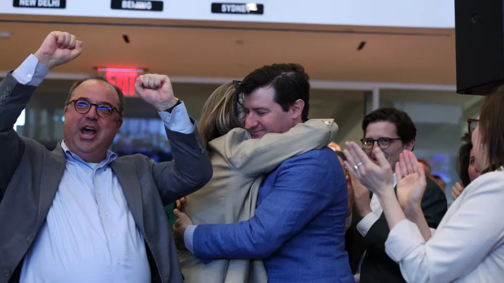 Managing Editor Peter Spiegel reacts while Politics and Government Editors Lori Montgomery and Nick Baumann hug after the announcement of The Washington Post winning the Pulitzer Prize for Public Service during the 2025 Pulitzer Prizes in the newsroom on May 4, 2026, in Washington D.C. The Washington Post was named the winner in Feature Photography and Public Service categories as well as a finalist in National Reporting. Tom Brenner/Washington Post via REUTERS/Handout via REUTERS  THIS IMAGE HAS BEEN SUPPLIED BY A THIRD PARTY FOR USE ONLY WITH THE WASHINGTON POST 2026 PULITZER ANNOUNCEMENT. NO ARCHIVES. NO SALES.