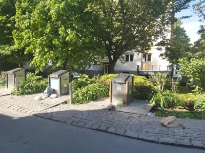 Problem, ki se vrača: smeti ob podzemnih zbiralnicah razburjajo Ljubljančane